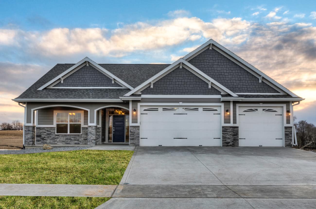 Front elevation of Ranch home (ThePlanCollection: House Plan #101-1998)