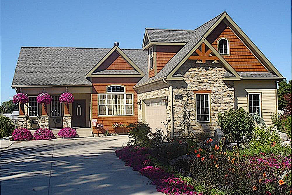 Craftsman influenced home (ThePlanCollection: Plan #109-1013)