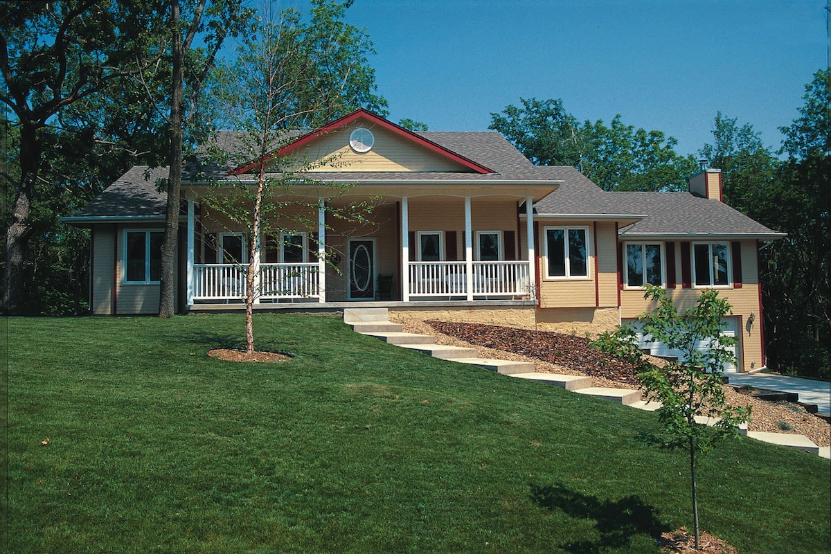 Country home plan (ThePlanCollection: House Plan #120-1072)