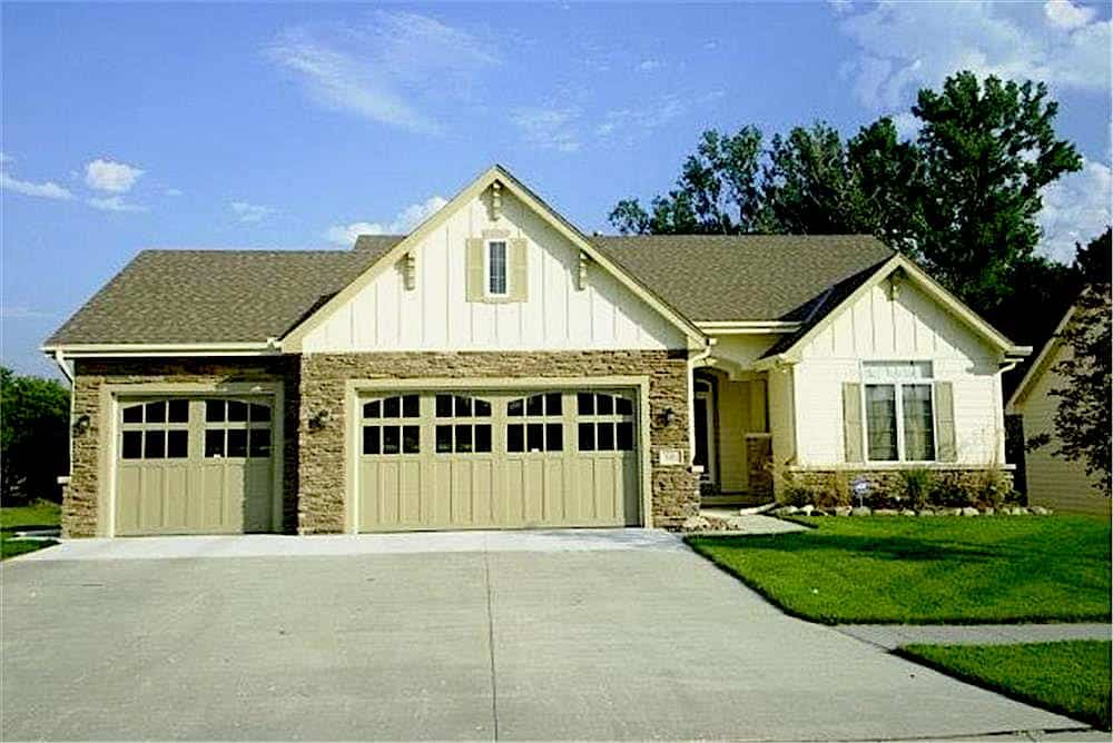 Country home (ThePlanCollection: Plan #120-2103)