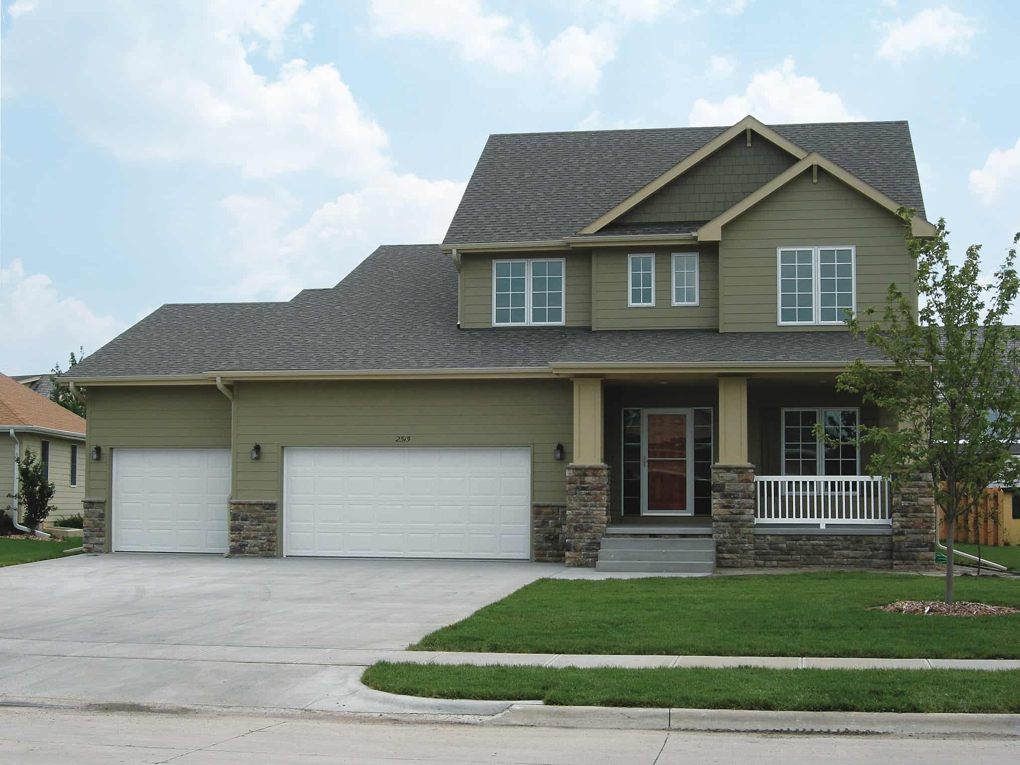 Front elevation of Craftsman home (ThePlanCollection: House Plan #120-2786)