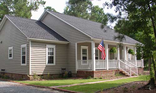 Front elevation of Country home (ThePlanCollection: House Plan #123-1055)