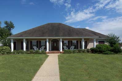 Front elevation of Ranch home (ThePlanCollection: House Plan #123-1060)