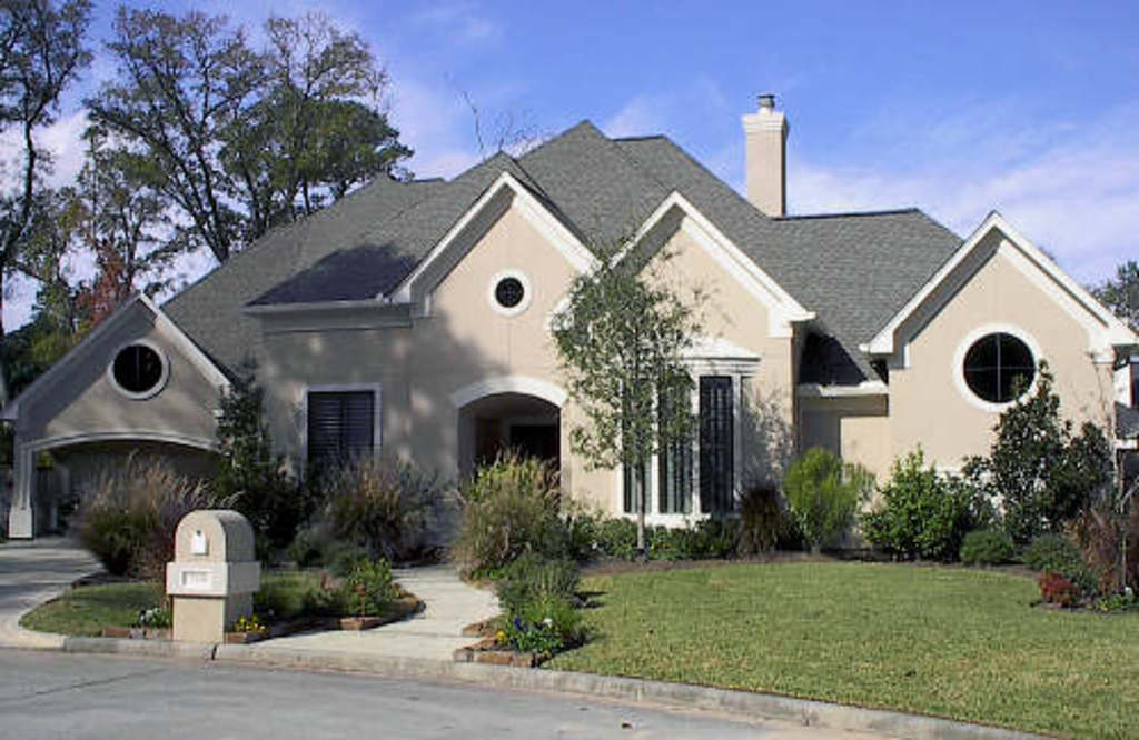 Front elevation of Luxury home (ThePlanCollection: House Plan #134-1014)