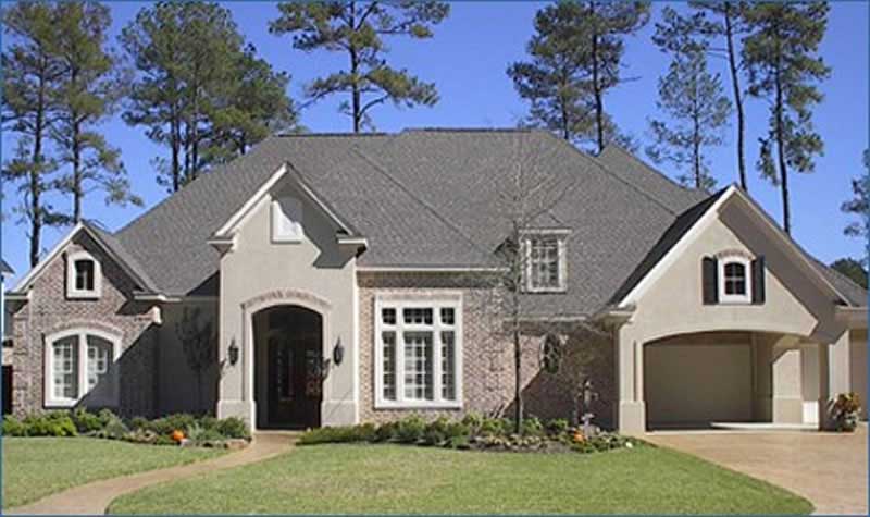 Front elevation of Luxury home (ThePlanCollection: House Plan #134-1192)
