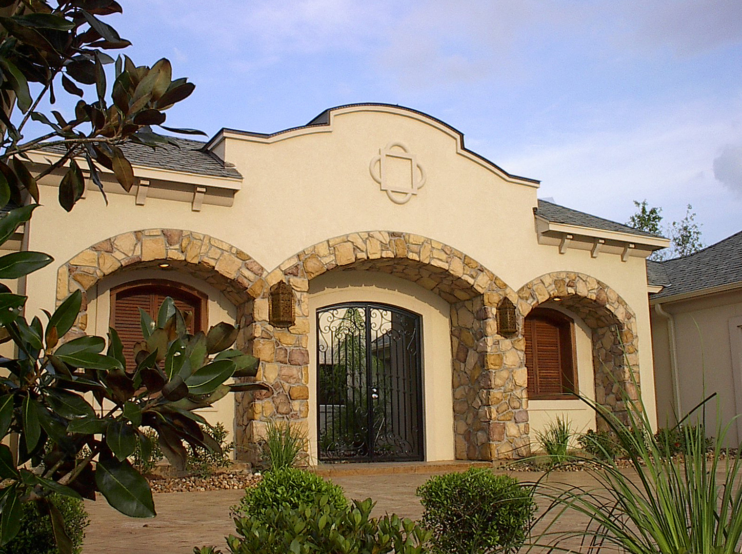 Photo of entrance to loggia and oasis courtyard leading to the main house.