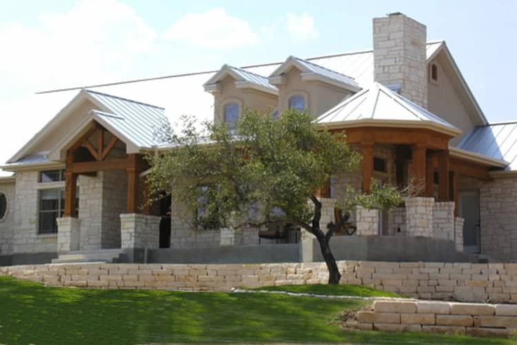 Front elevation of Ranch home (ThePlanCollection: House Plan #136-1000)