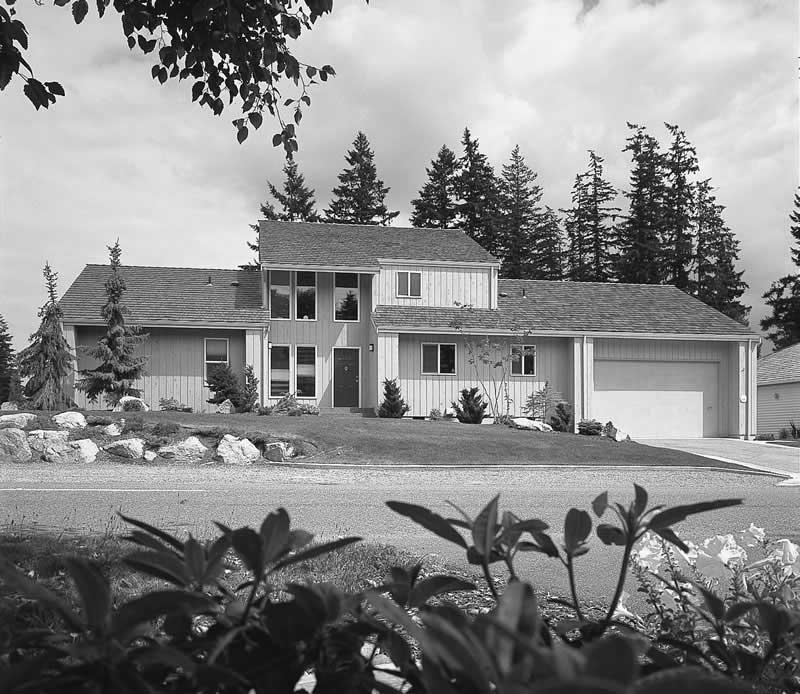 Contemporary home (ThePlanCollection: Plan #137-1584)