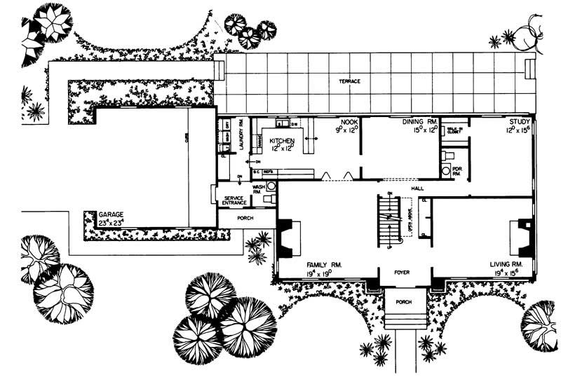 Floor Plan First Story of Colonial Plan #137-1679