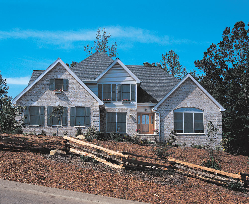 Front elevation of Traditional home (ThePlanCollection: House Plan #138-1032)