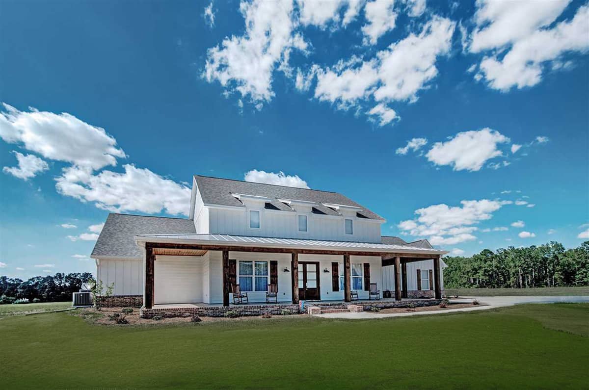 Front elevation of Modern Farmhouse home (ThePlanCollection: House Plan #140-1096)