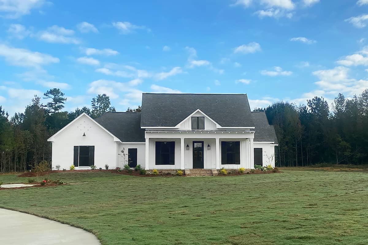 Front View of this 4-Bedroom, 2513 Sq Ft Plan - 140-1112