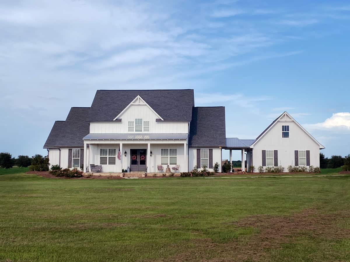 Front elevation of Farmhouse home (ThePlanCollection: House Plan #140-1125)