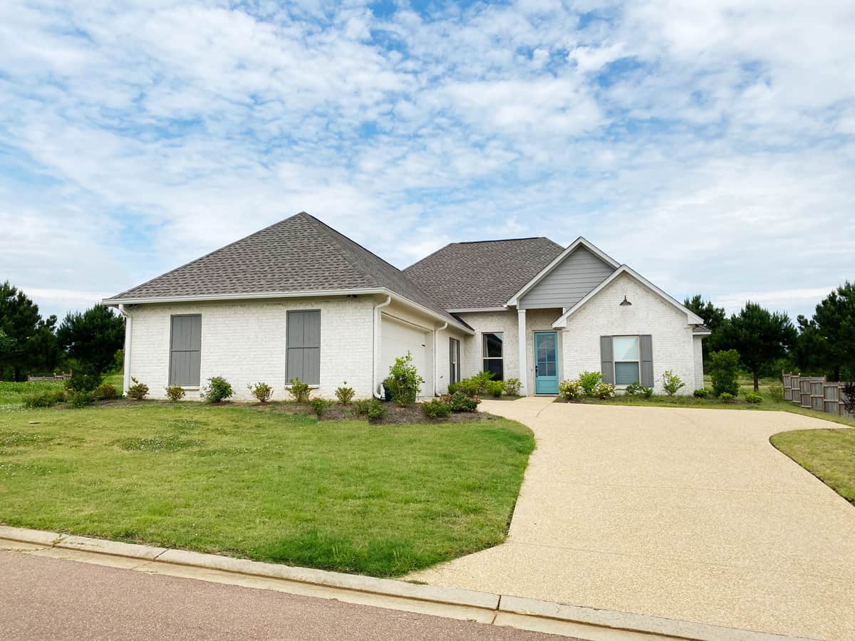 Front elevation of Acadian home (ThePlanCollection: House Plan #140-1129)