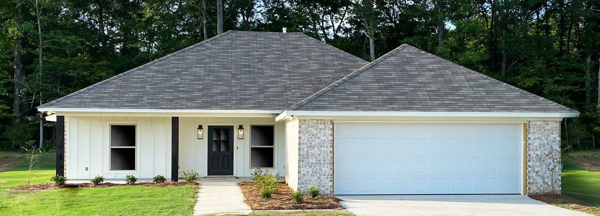 Front elevation of Ranch home (ThePlanCollection: House Plan #140-1133)