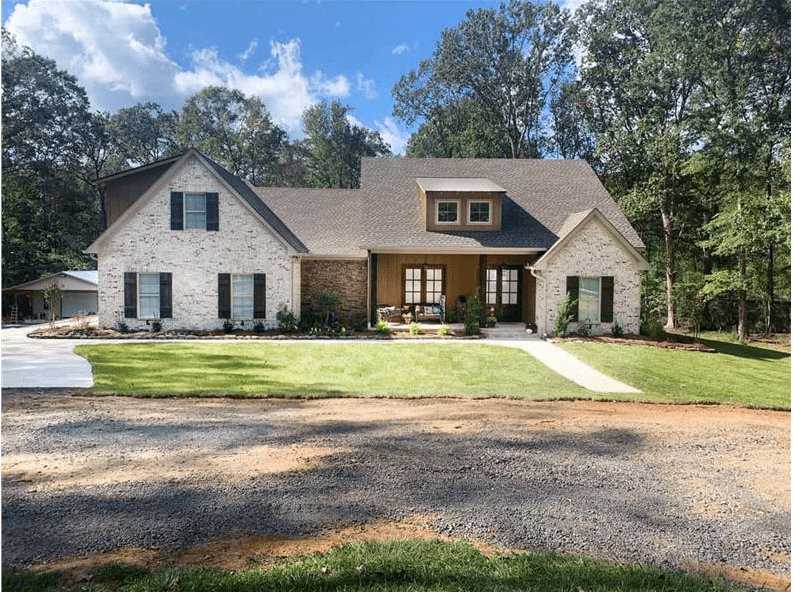 Front elevation of Traditional home (ThePlanCollection: House Plan #140-1134)