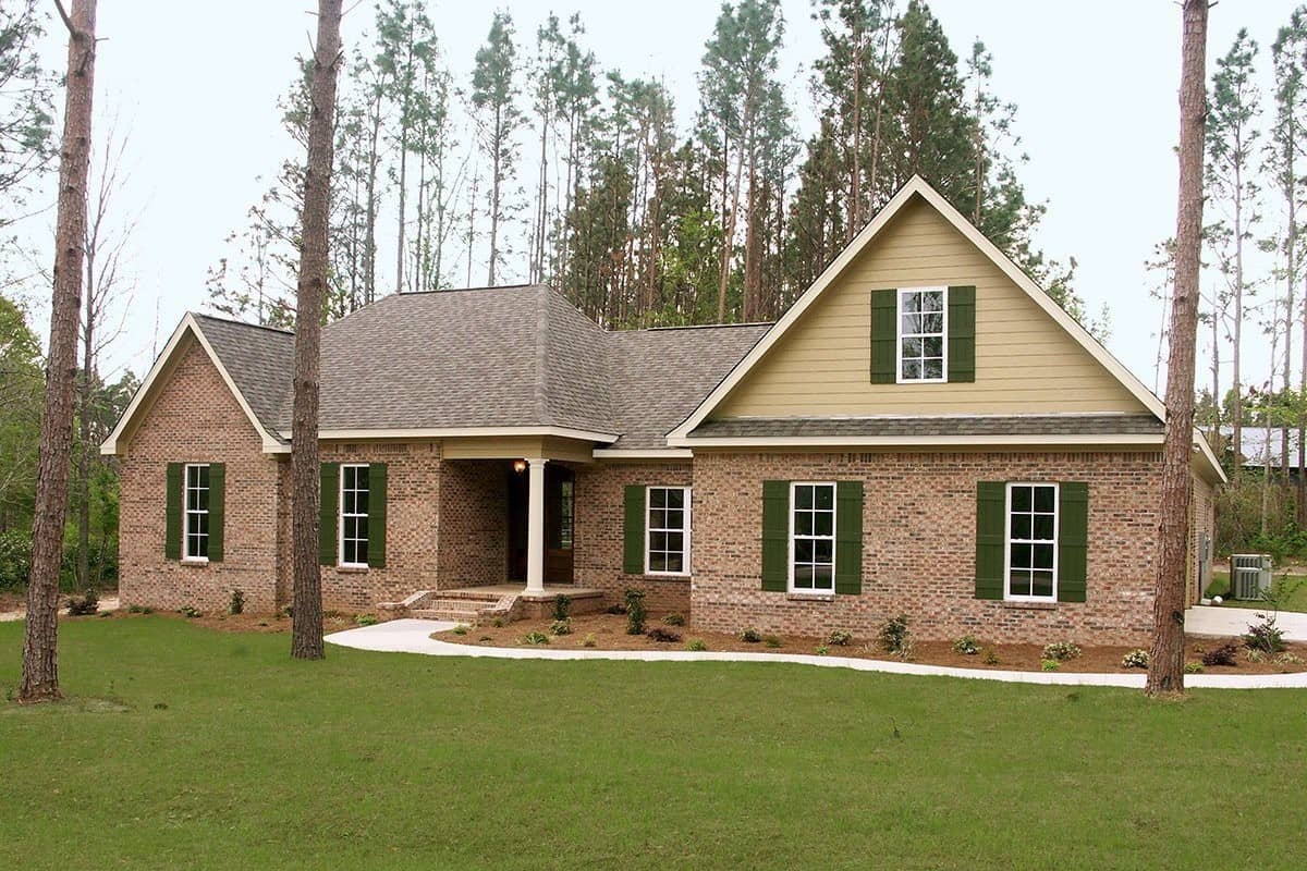 Front elevation of Country home (ThePlanCollection: House Plan #141-1005)