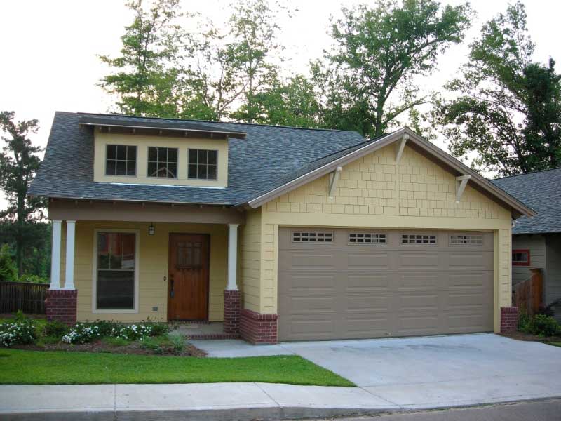 Front elevation of Craftsman home (ThePlanCollection: House Plan #142-1019)