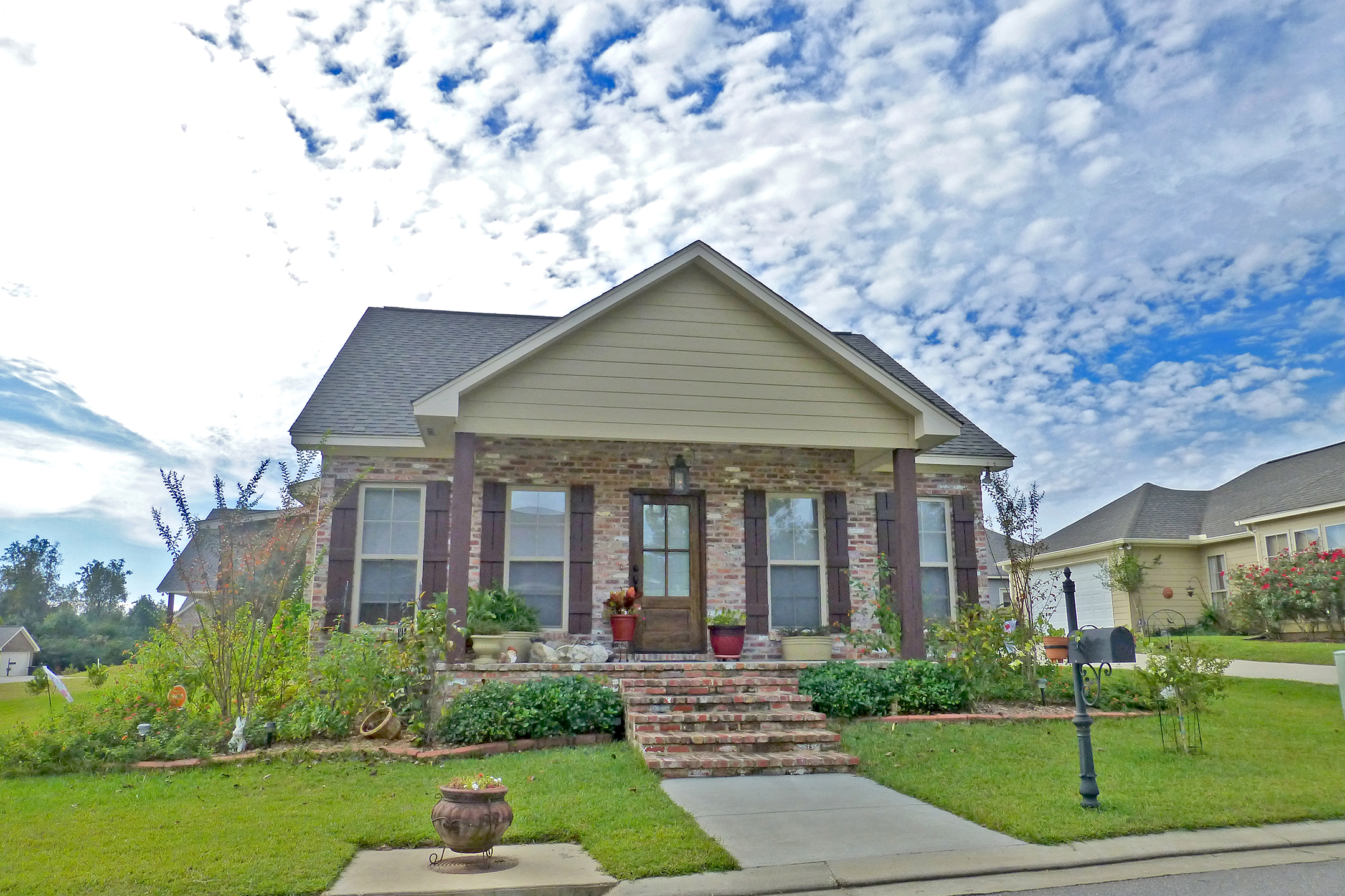 Color photograph of Cottage home (ThePlanCollection: House Plan #142-1143)