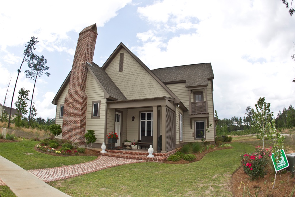 Color photograph of Traditional home (ThePlanCollection: House Plan #142-1148)