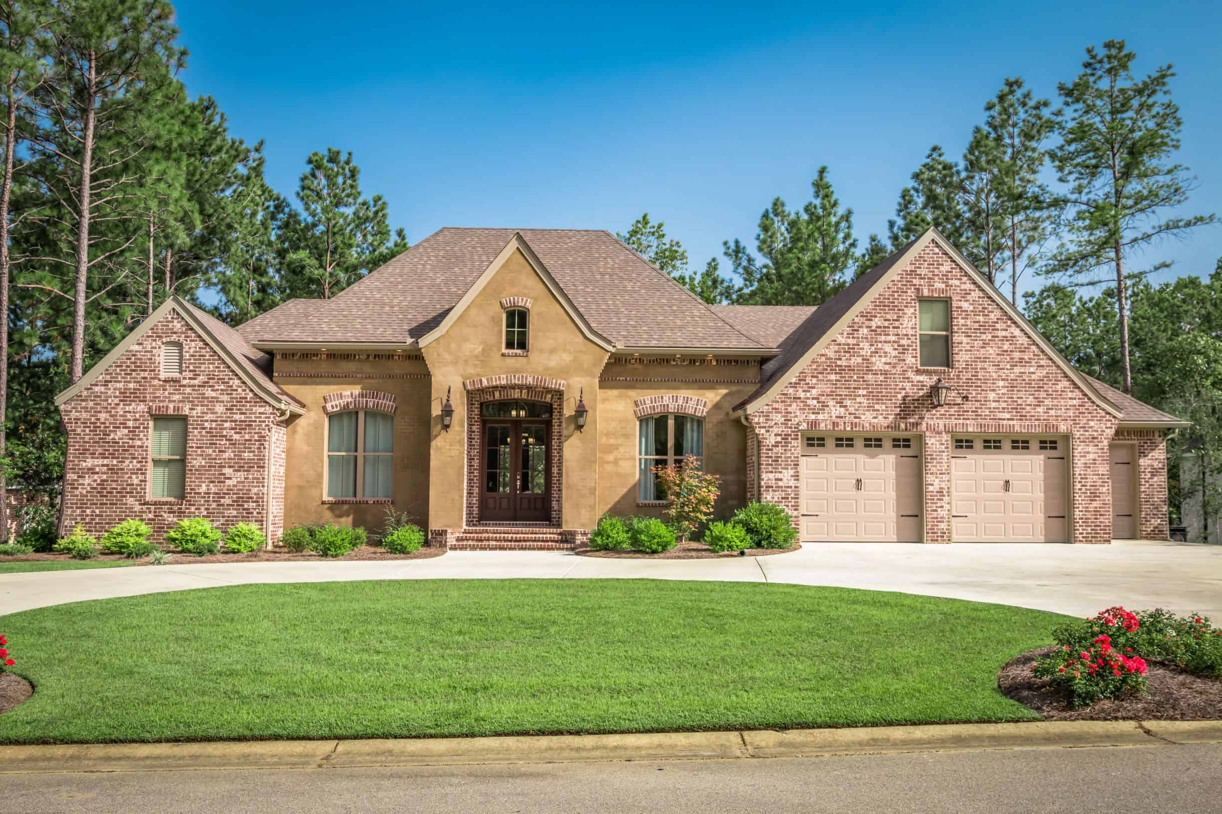 Front elevation of Country home (ThePlanCollection: House Plan #142-1171)