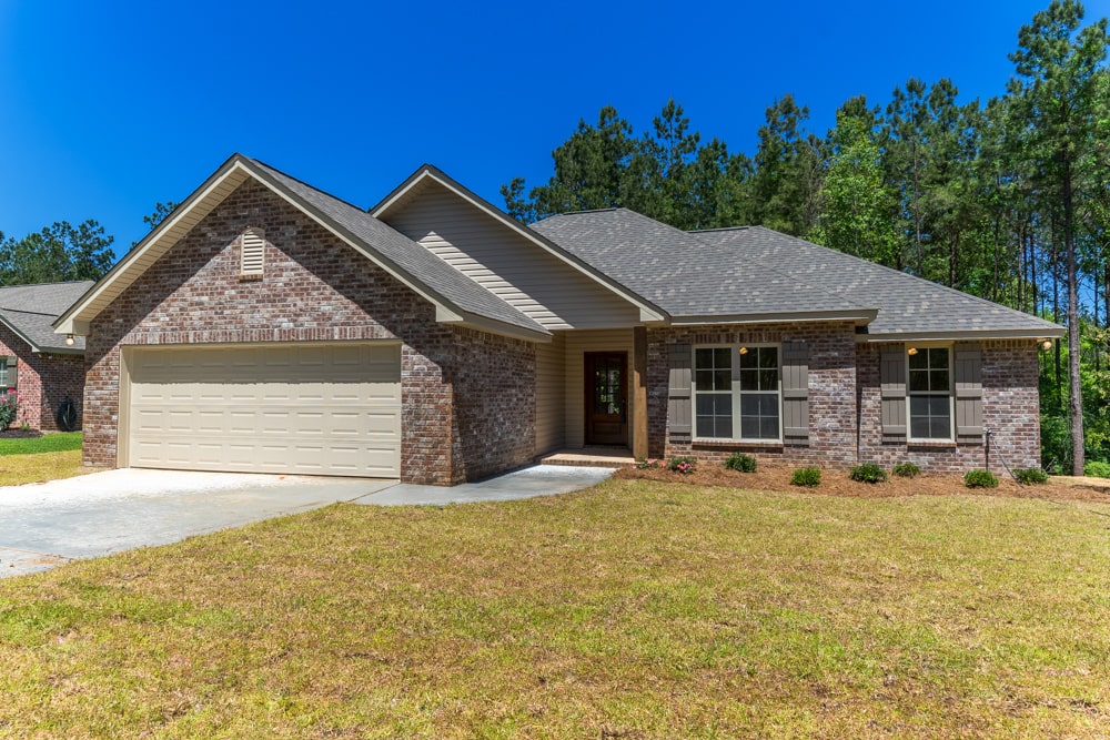 Country ranch style home (ThePlanCollection: Plan #142-1196)