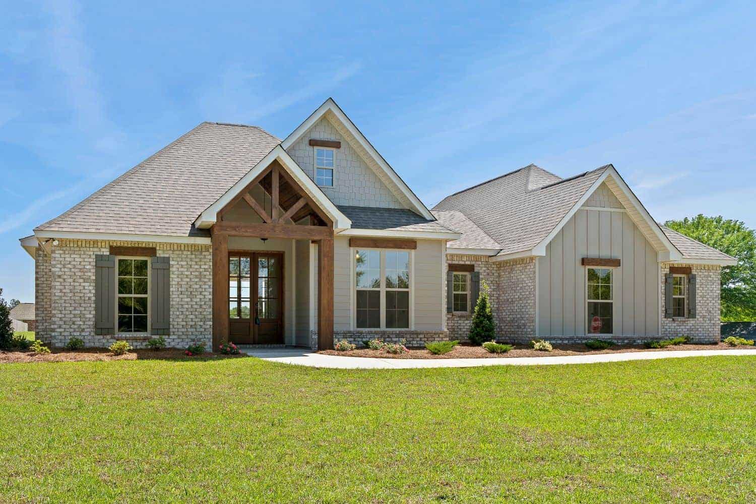 Front elevation of Country home (ThePlanCollection: House Plan #142-1424)