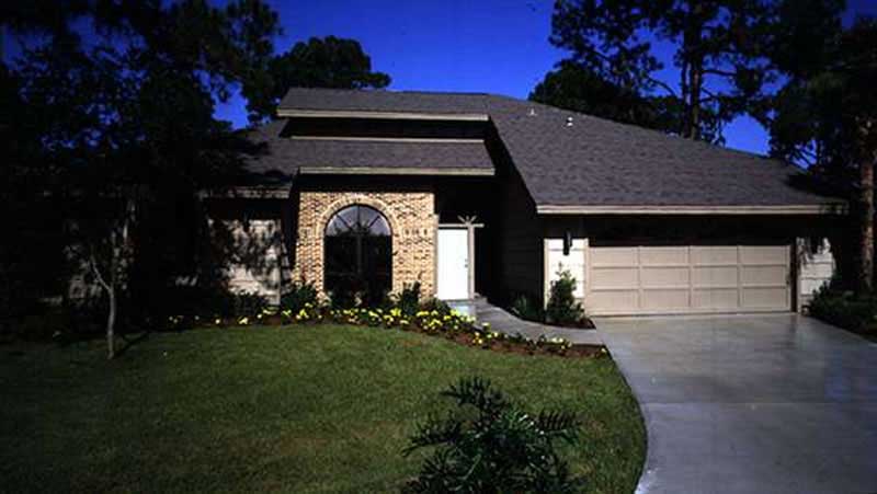 Front view of Ranch home (ThePlanCollection: House Plan #146-2042)