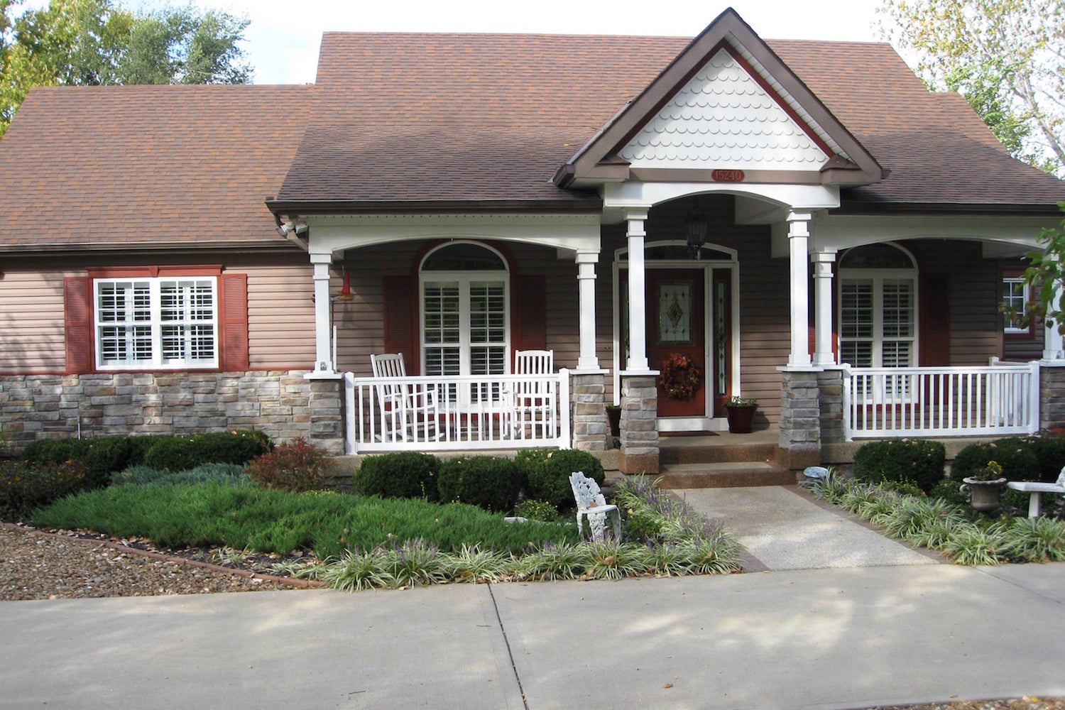 Color photograph of Craftsman home plan (ThePlanCollection: House Plan #147-1029)