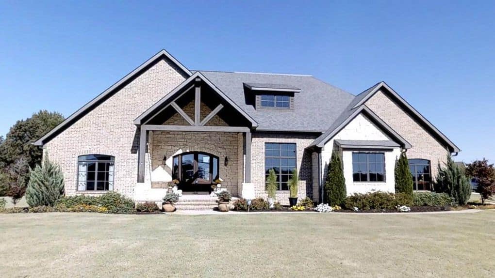 Front elevation of Country home (ThePlanCollection: House Plan #153-1090)