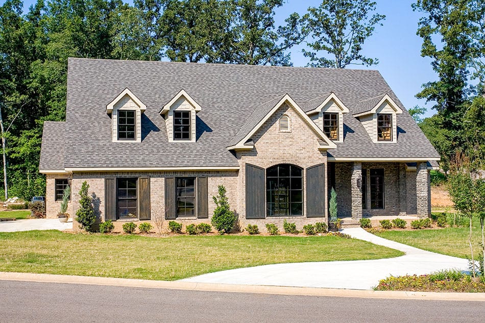Front elevation of Country home (ThePlanCollection: House Plan #153-1176)