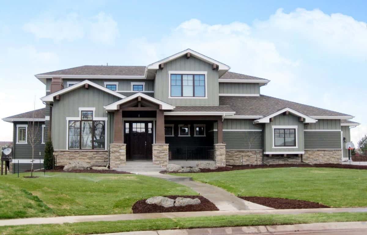 Front elevation of Craftsman home (ThePlanCollection: House Plan #161-1052)