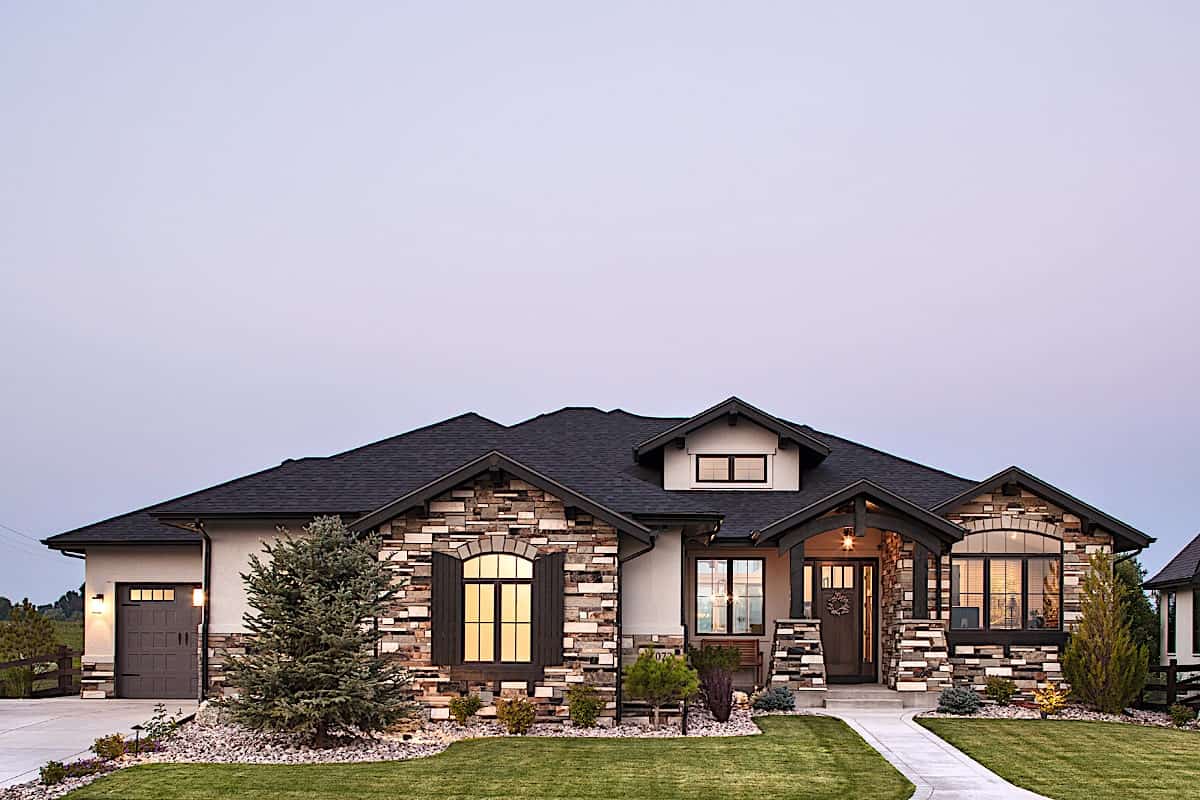 Ranch home (ThePlanCollection: #161-1097)