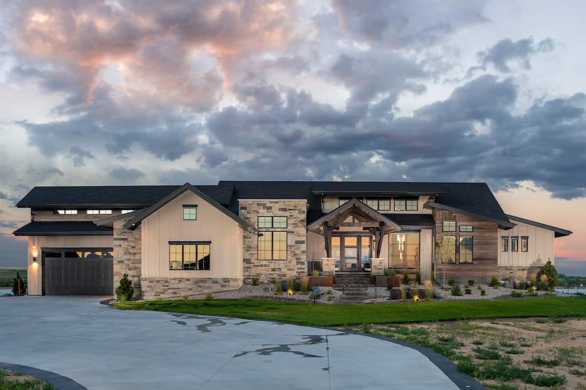 Ranch style house (ThePlanCollection: House Plan #161-1143)