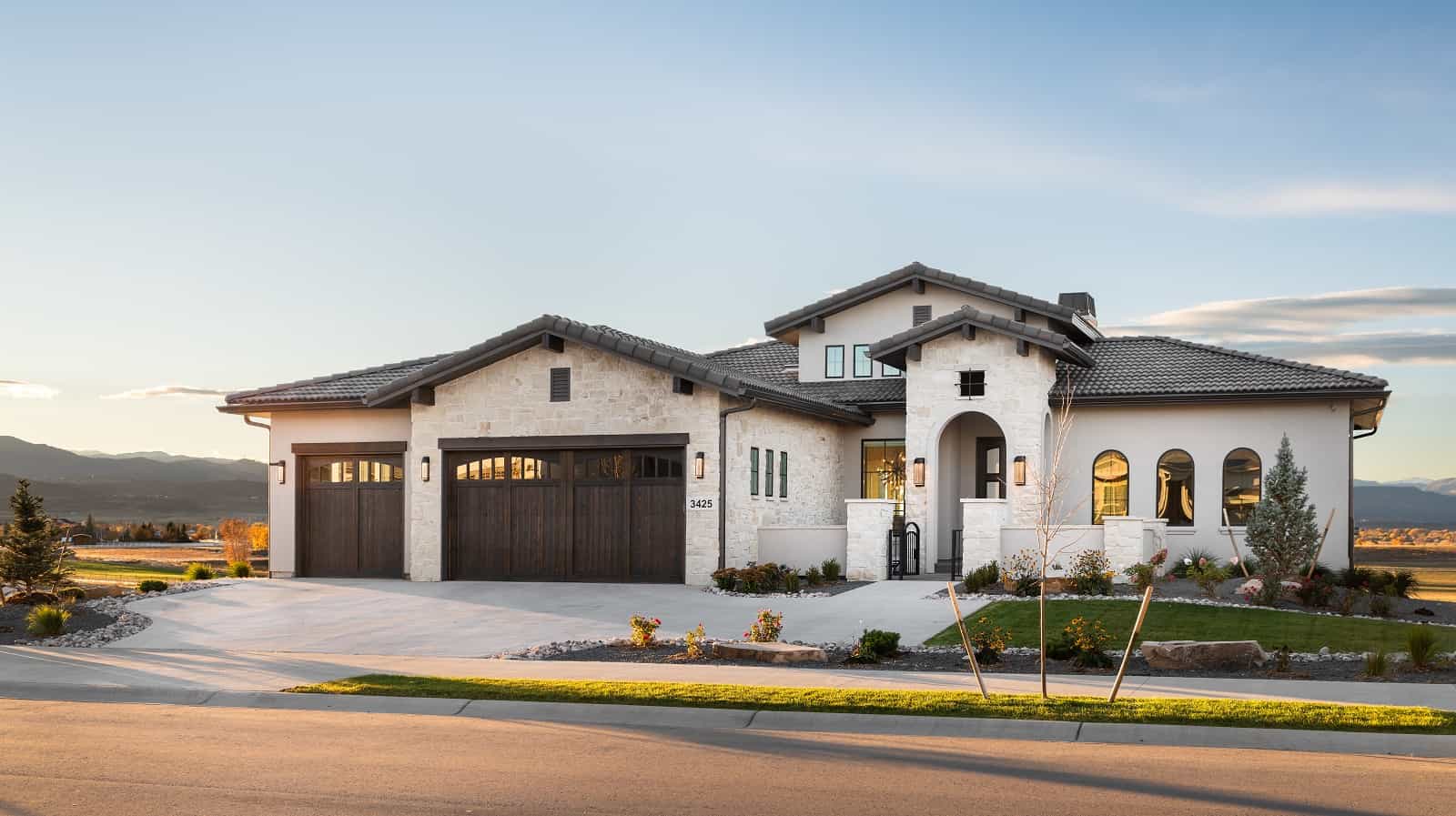 Front elevation of Ranch home (ThePlanCollection: House Plan #161-1204)