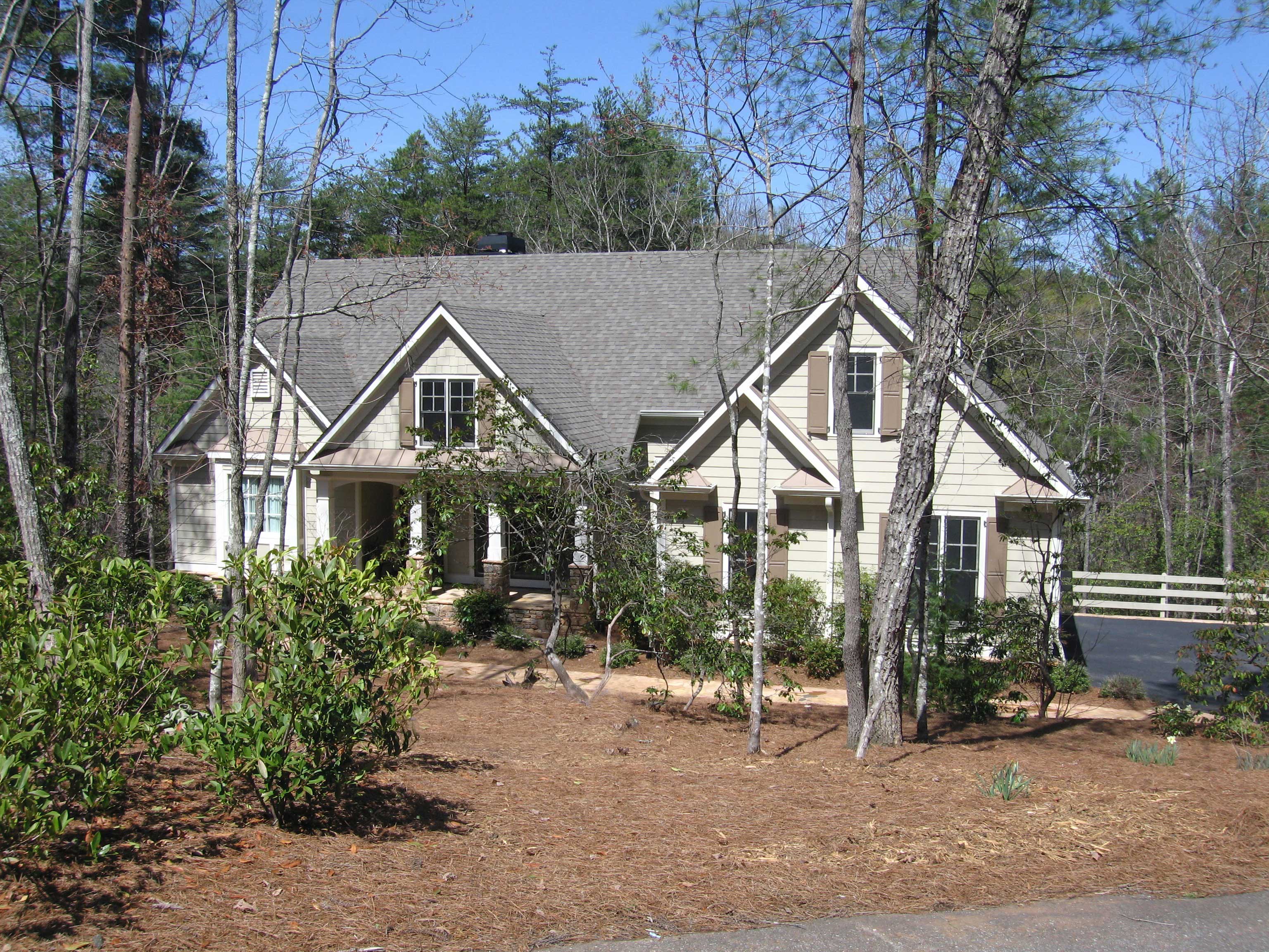 Front elevation of Country home (ThePlanCollection: House Plan #163-1005)