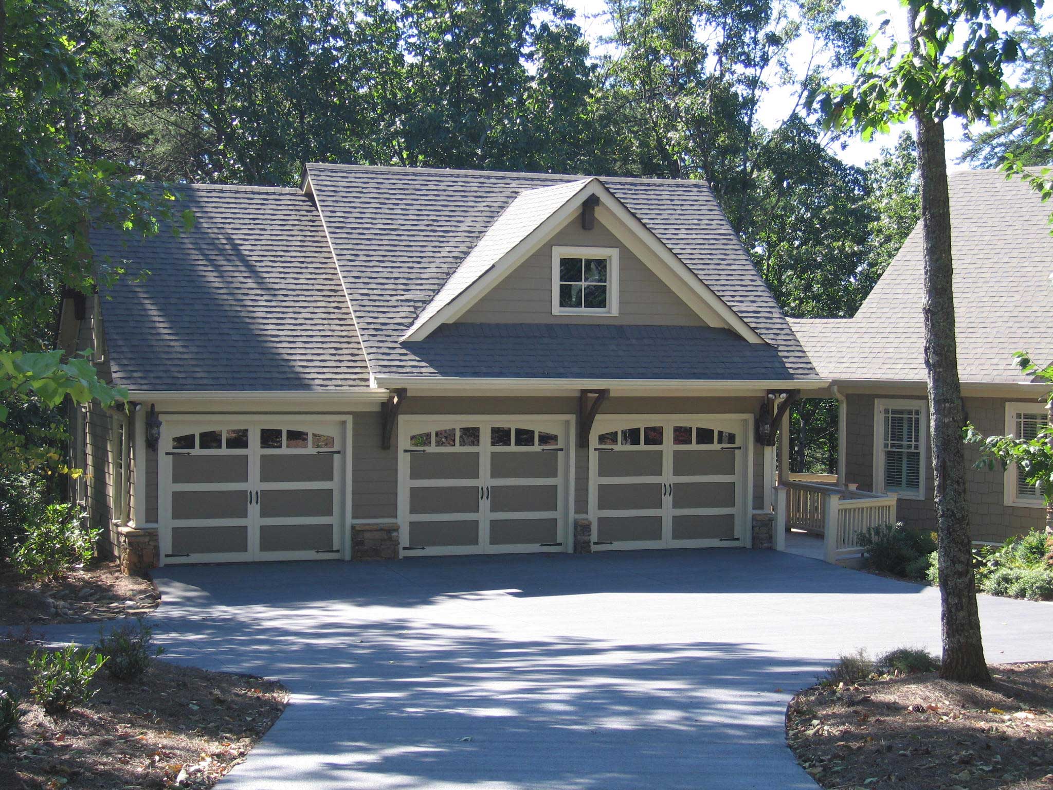 Front elevation of Garage w/Apartments home (ThePlanCollection: House Plan #163-1012)