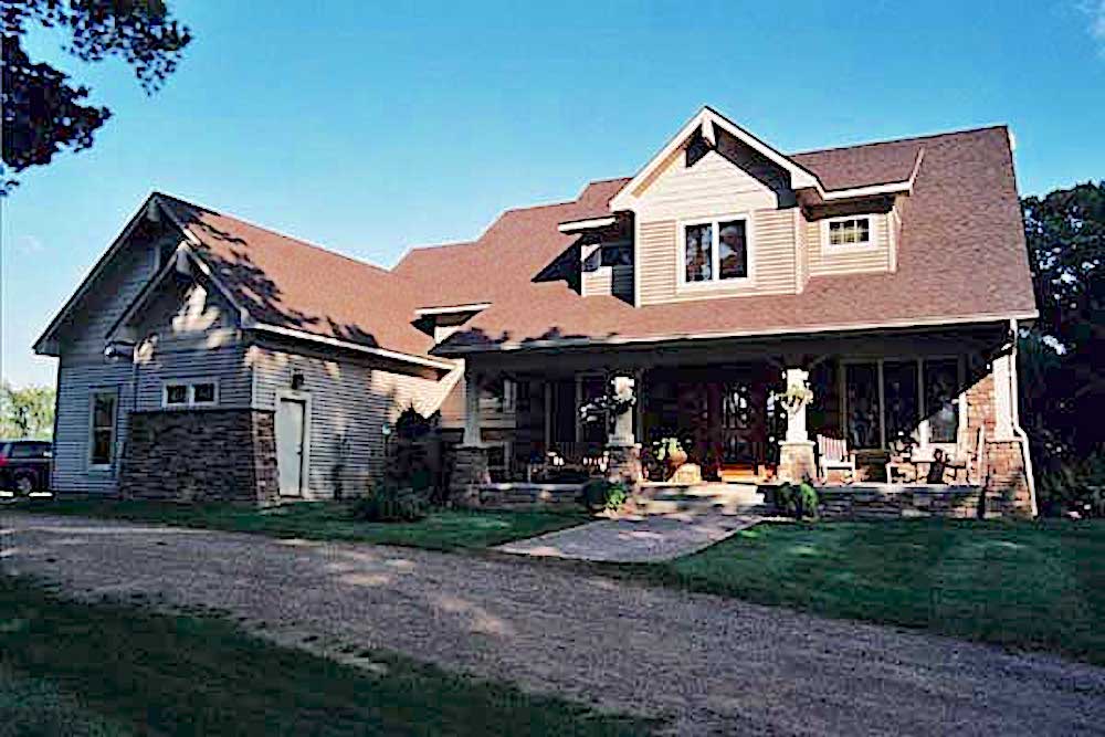 Country style home (ThePlanCollection: Plan #165-1020)