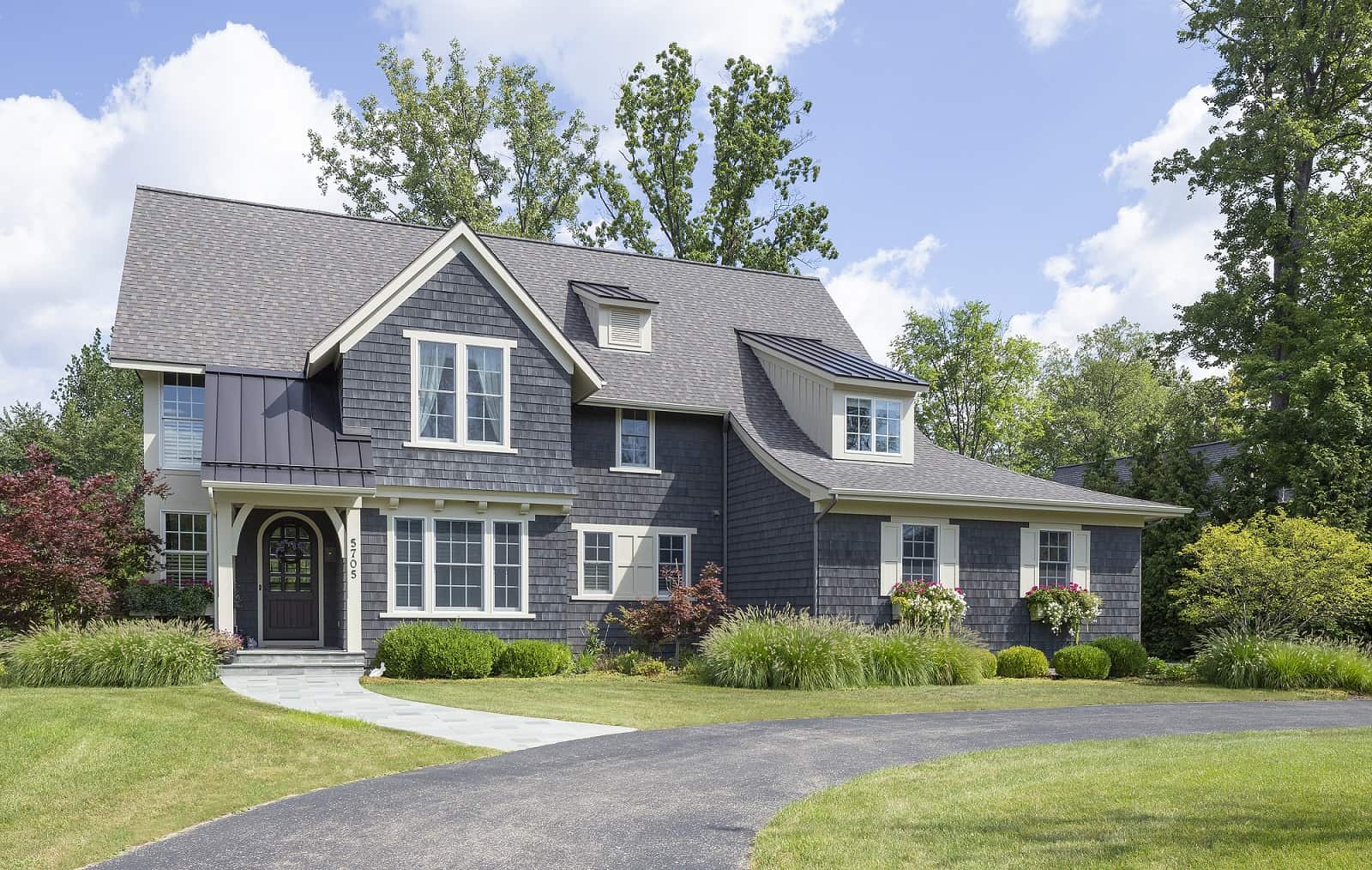 Front elevation of Traditional home (ThePlanCollection: House Plan #168-1146)