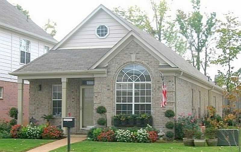 Front view of Southern home (ThePlanCollection: House Plan #170-1033)