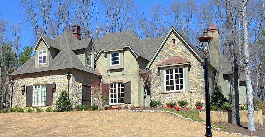 Front view of Country home (ThePlanCollection: House Plan #170-1091)