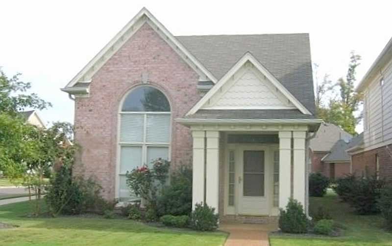 Front view of Southern home (ThePlanCollection: House Plan #170-1138)