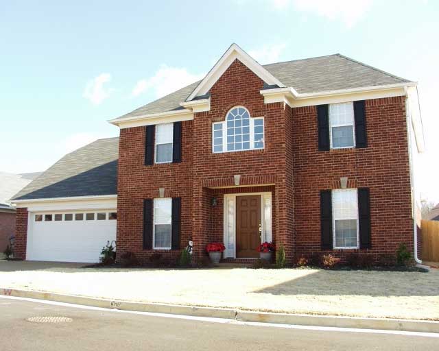 Front view of Traditional home (ThePlanCollection: House Plan #170-1395)