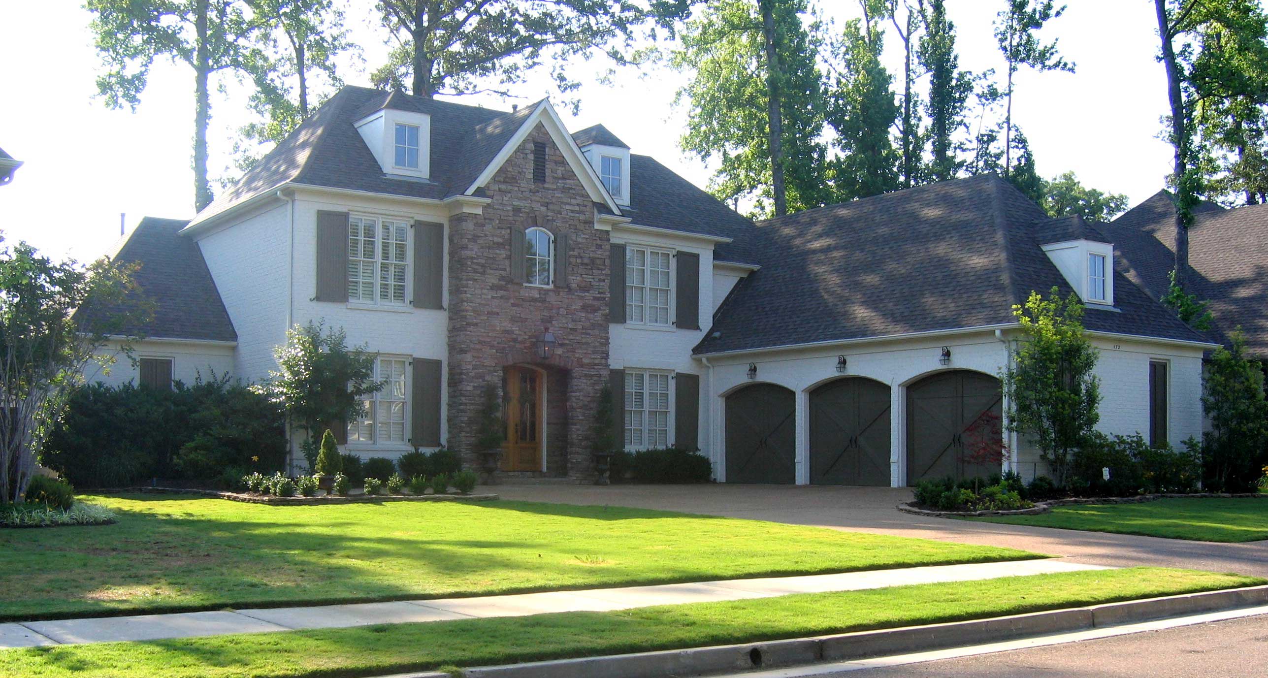 Front view of Traditional home (ThePlanCollection: House Plan #170-1405)