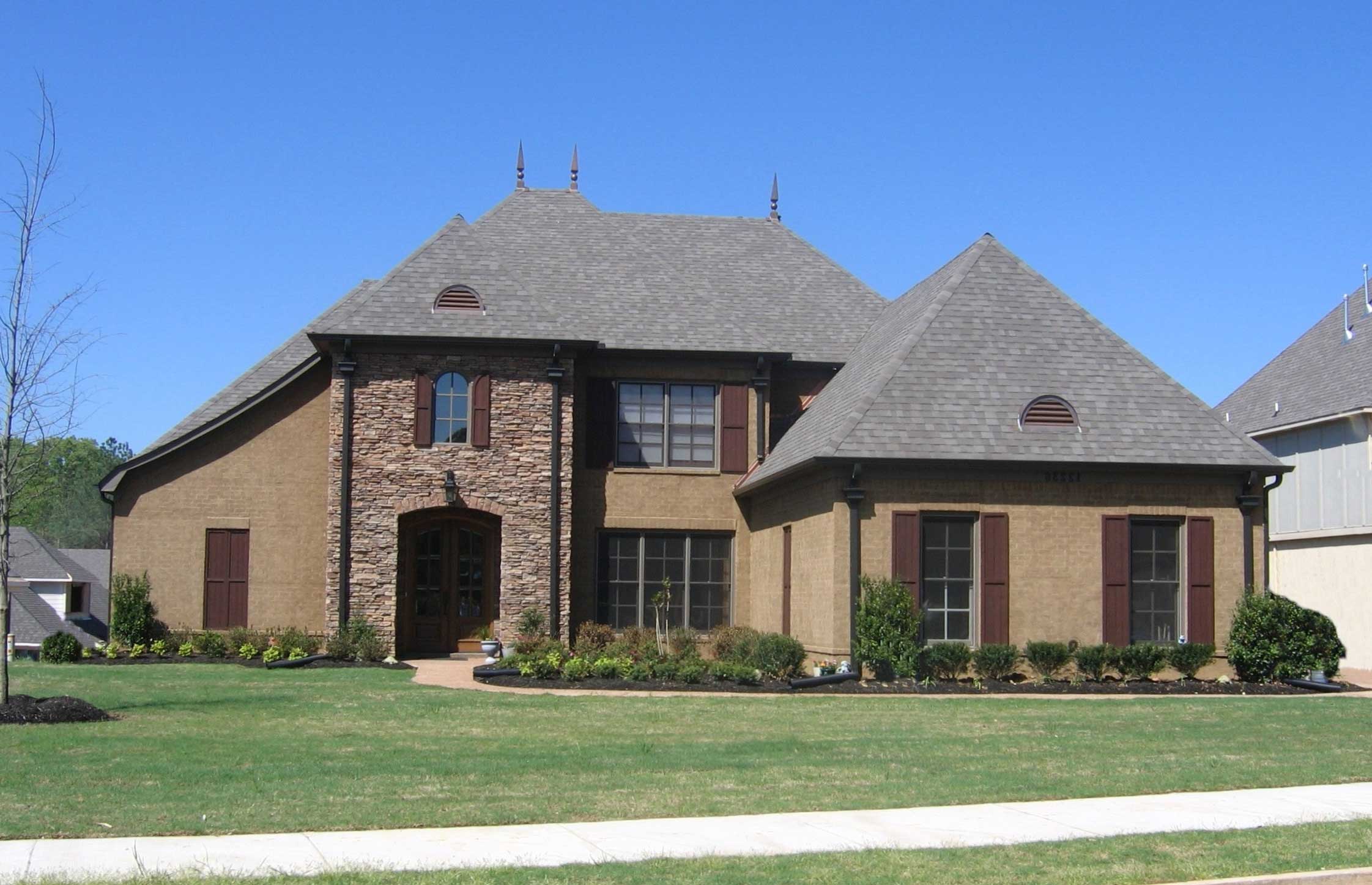 Front view of Country home (ThePlanCollection: House Plan #170-1750)
