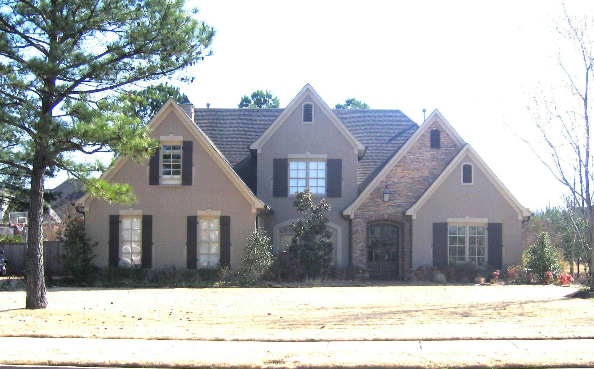 Front view of Country home (ThePlanCollection: House Plan #170-1752)