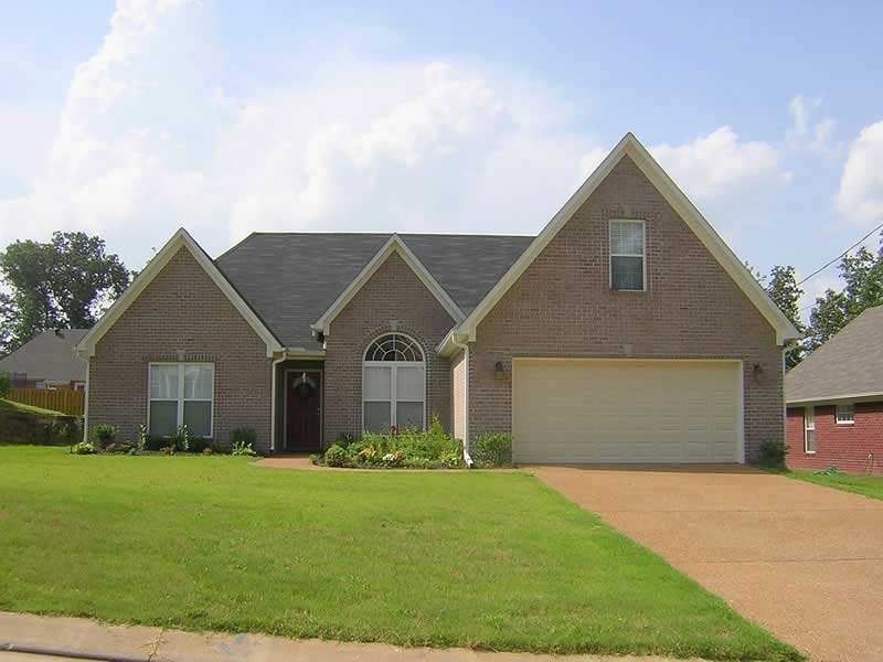 Front view of Ranch home (ThePlanCollection: House Plan #170-2376)