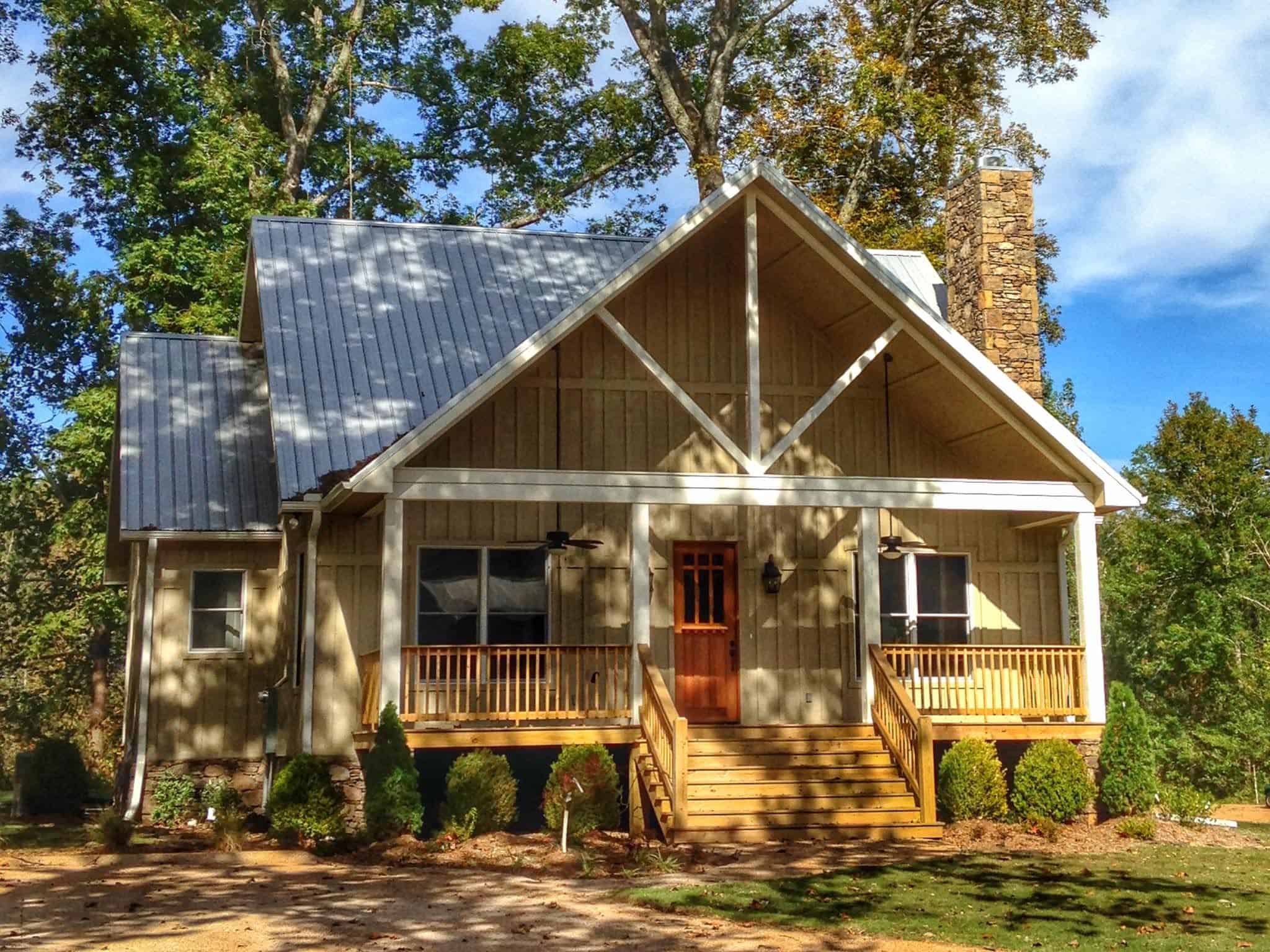 Front elevation of Country home (ThePlanCollection: House Plan #196-1124)