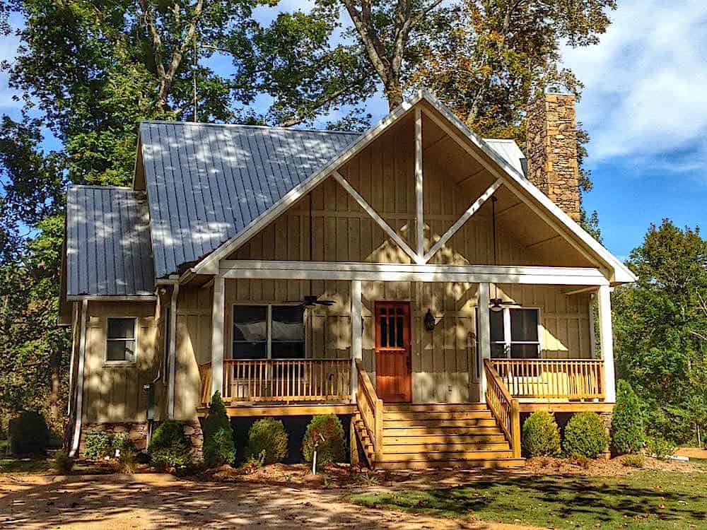 Front elevation of Cottage home (ThePlanCollection: House Plan #196-1178)