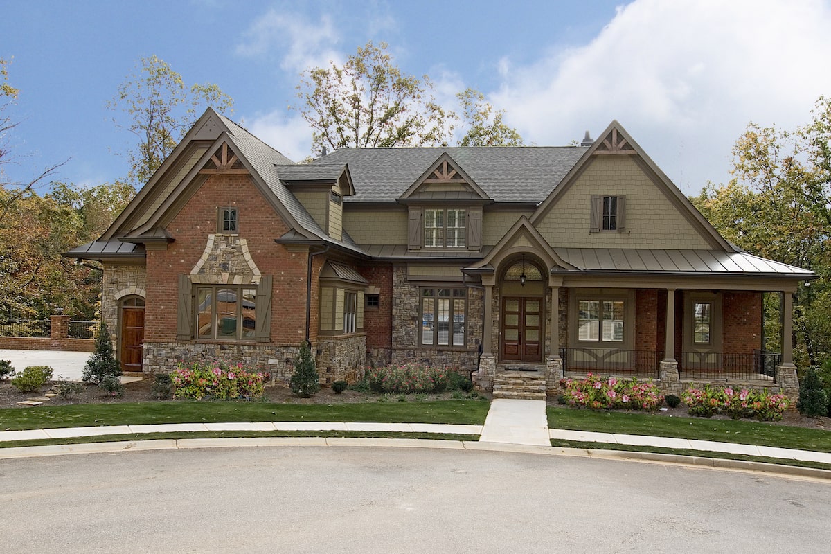 Front elevation of Traditional home (ThePlanCollection: House Plan #198-1076)